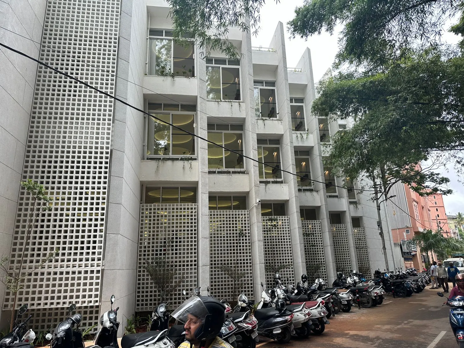 Jali screens along the street front, Bismilla Green Masjid